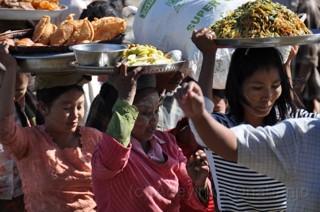 32 - Vendors on the ferry.jpg